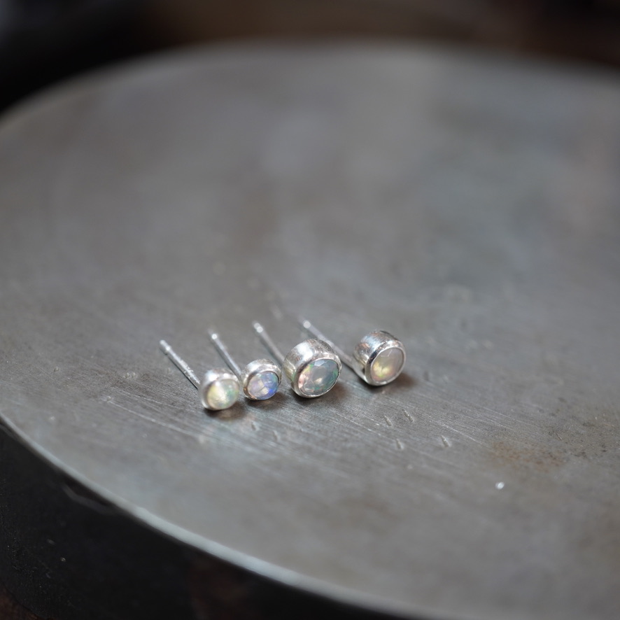 シンプルなピアスオーダー紹介〜10月の誕生石オパール編〜